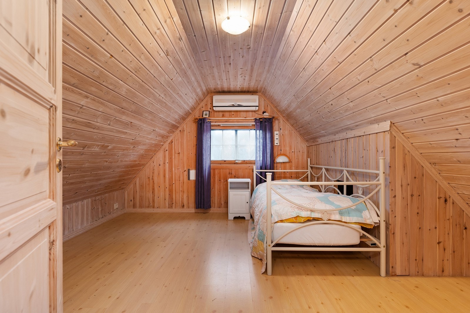 Innredet rom i uthuset (Uthuset er ikke godkjent for varig opphold) Galleribilde