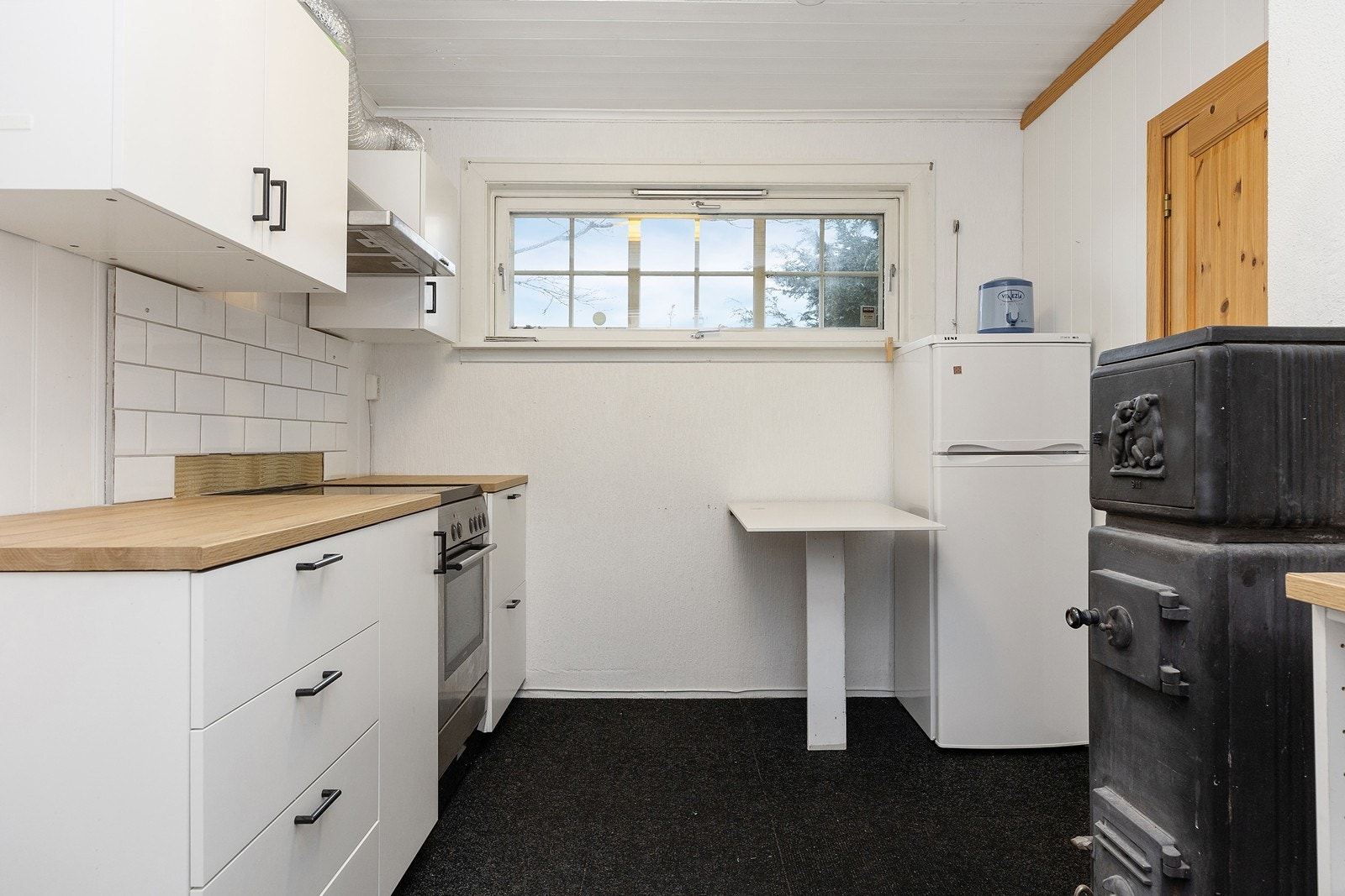 Kjøkken i uthusets 1. etasje (Uthuset er ikke godkjent for varig opphold) Galleribilde