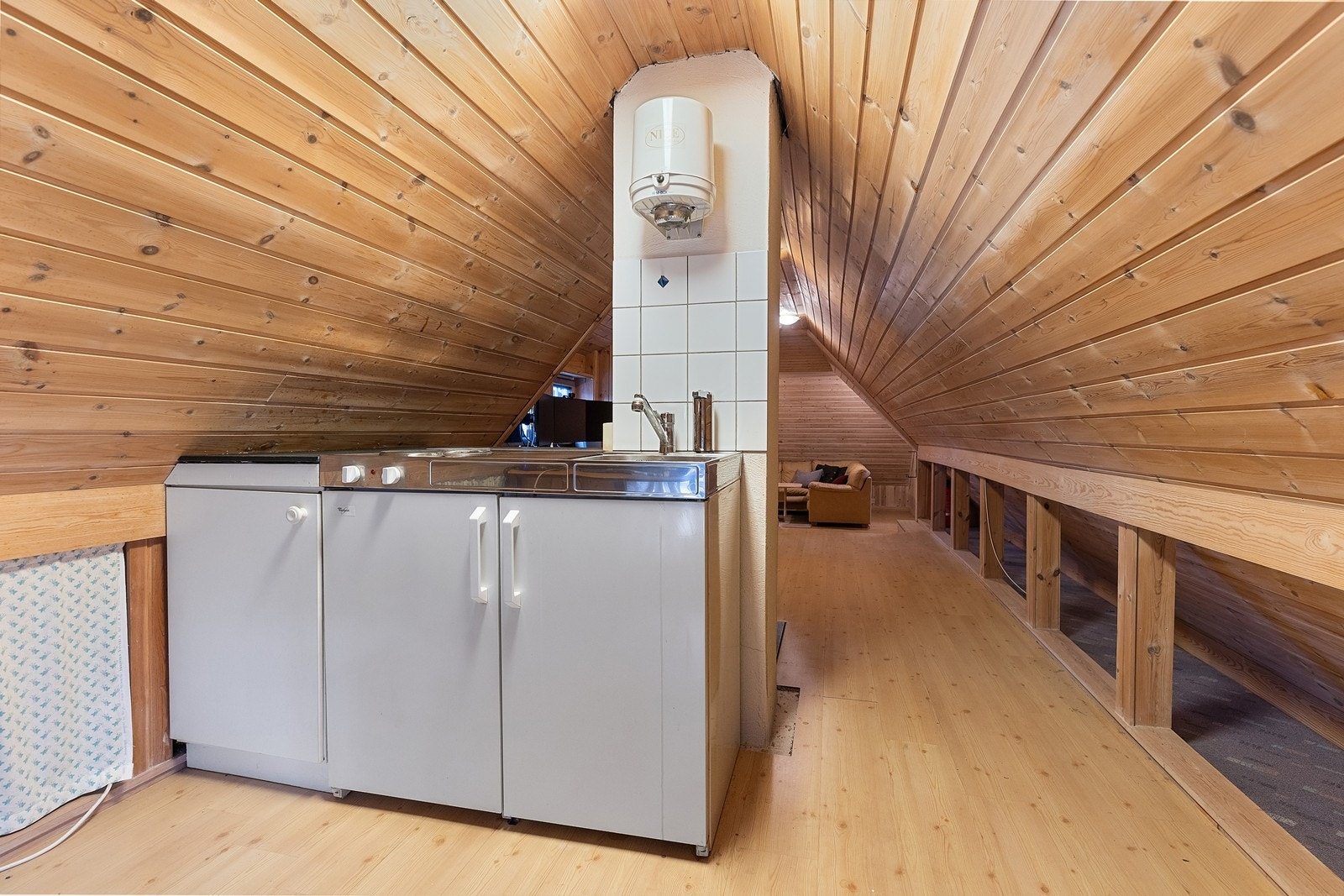 Hybelkjøkken i uthusets 2. etasje (Uthuset er ikke godkjent for varig opphold) Galleribilde