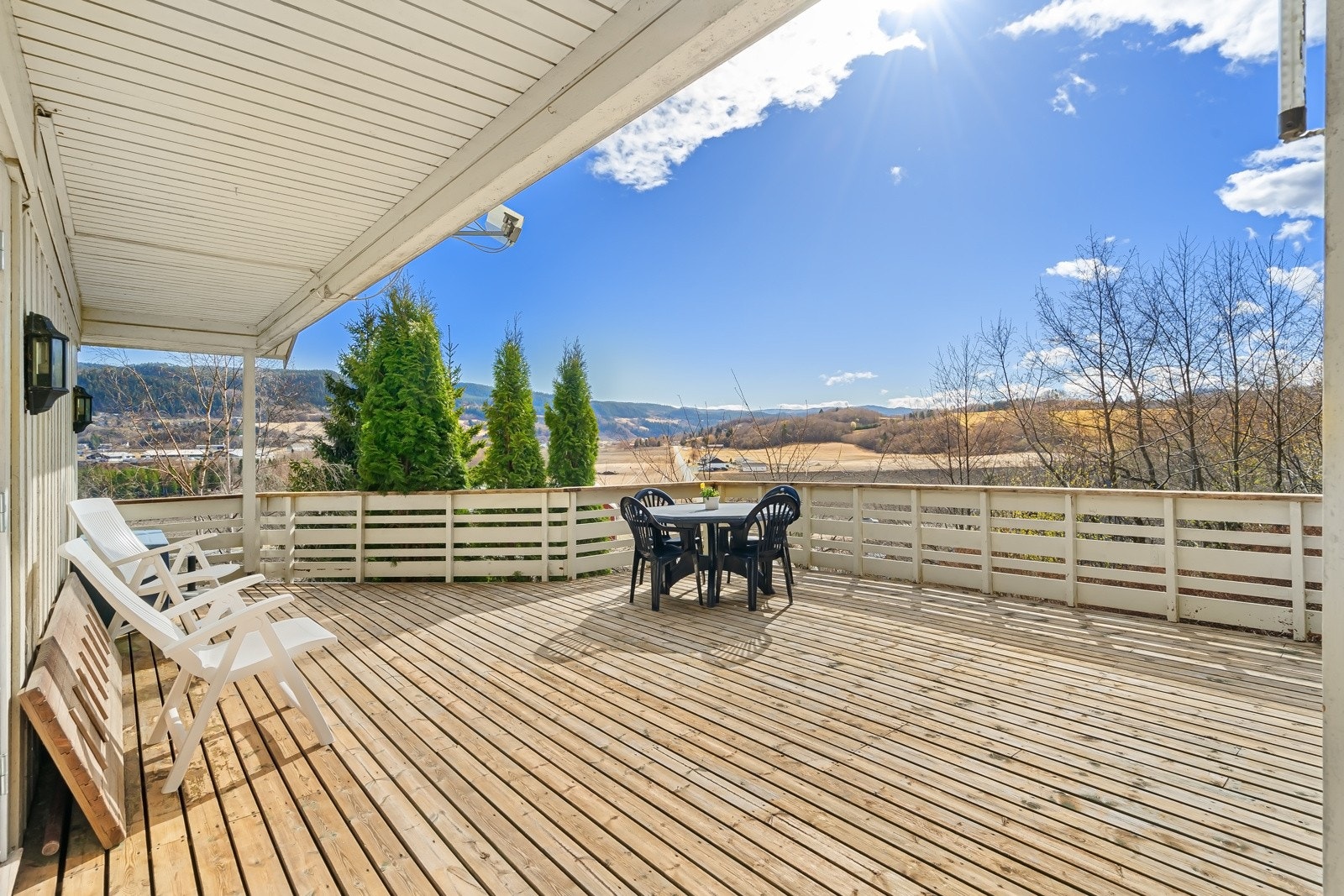 Fra stua får du direkte adgang ut til fantastisk sørvendt terrasse (34 m²) med fantastisk utsikt og gode solforhold. Galleribilde