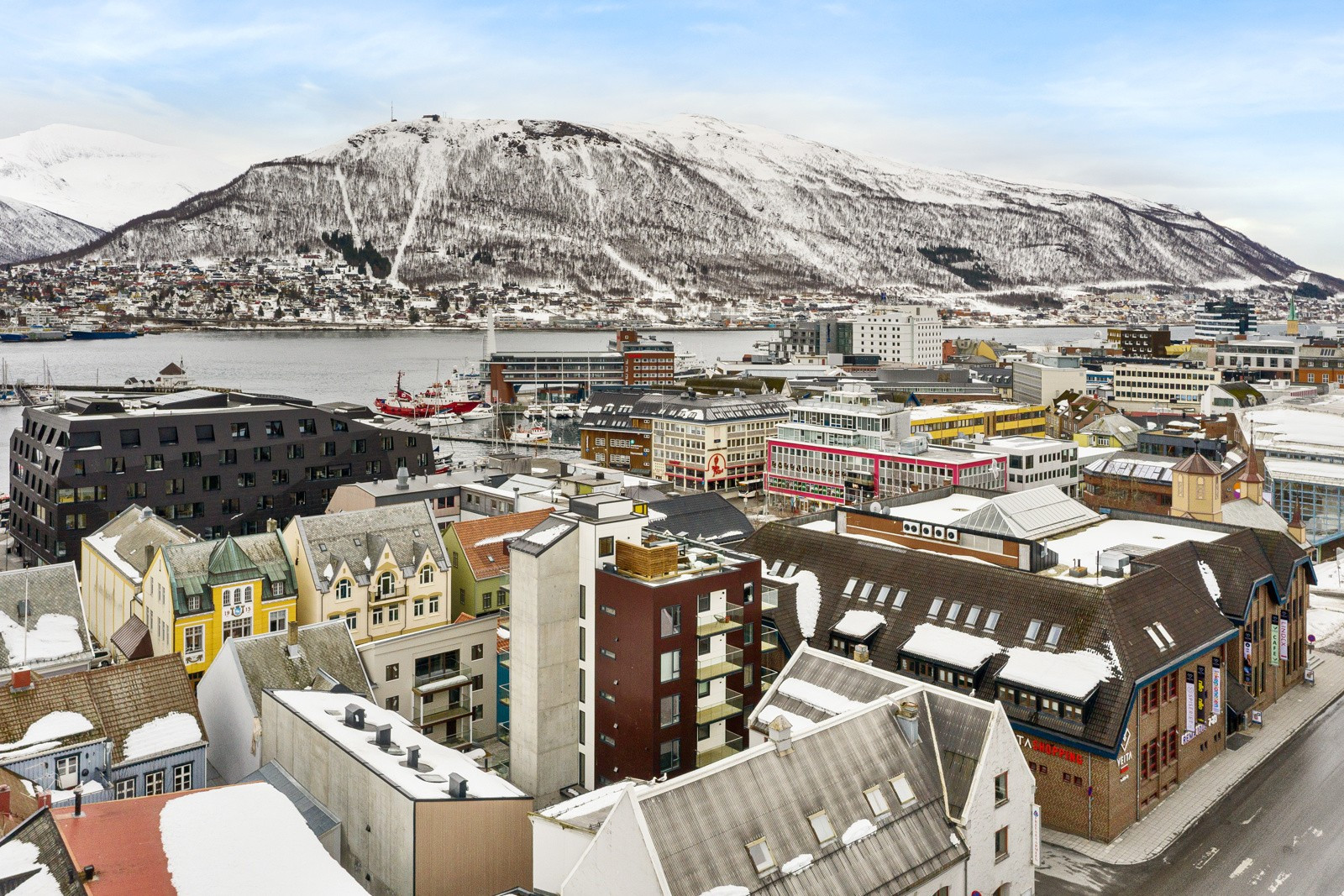 Leiligheten har en fantastisk beliggenhet midt i Tromsø sentrum med nærhet til alt en trenger.