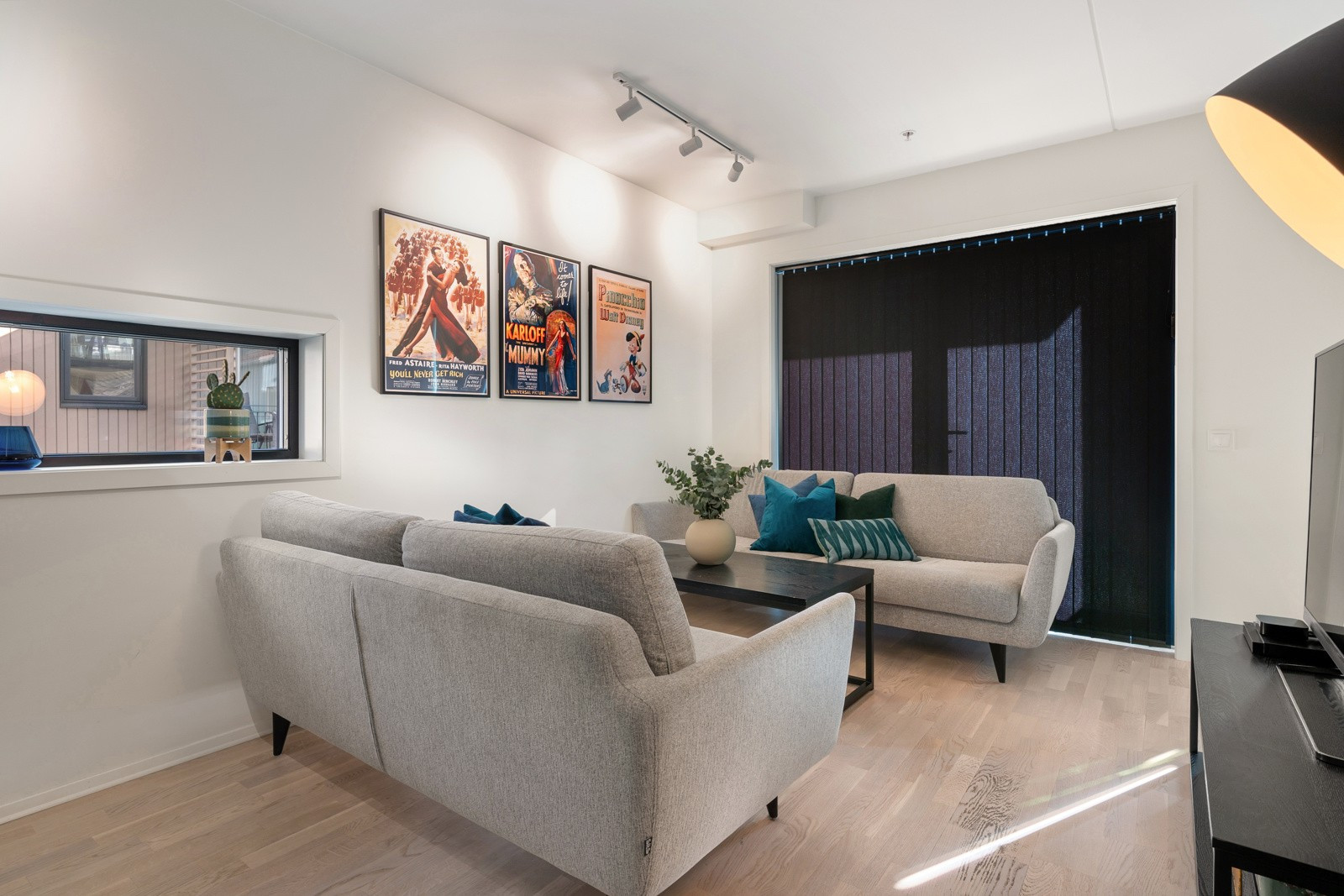 Fin planløsning som gir deg plass til sofa og TV-møblement. Lameller er montert.
