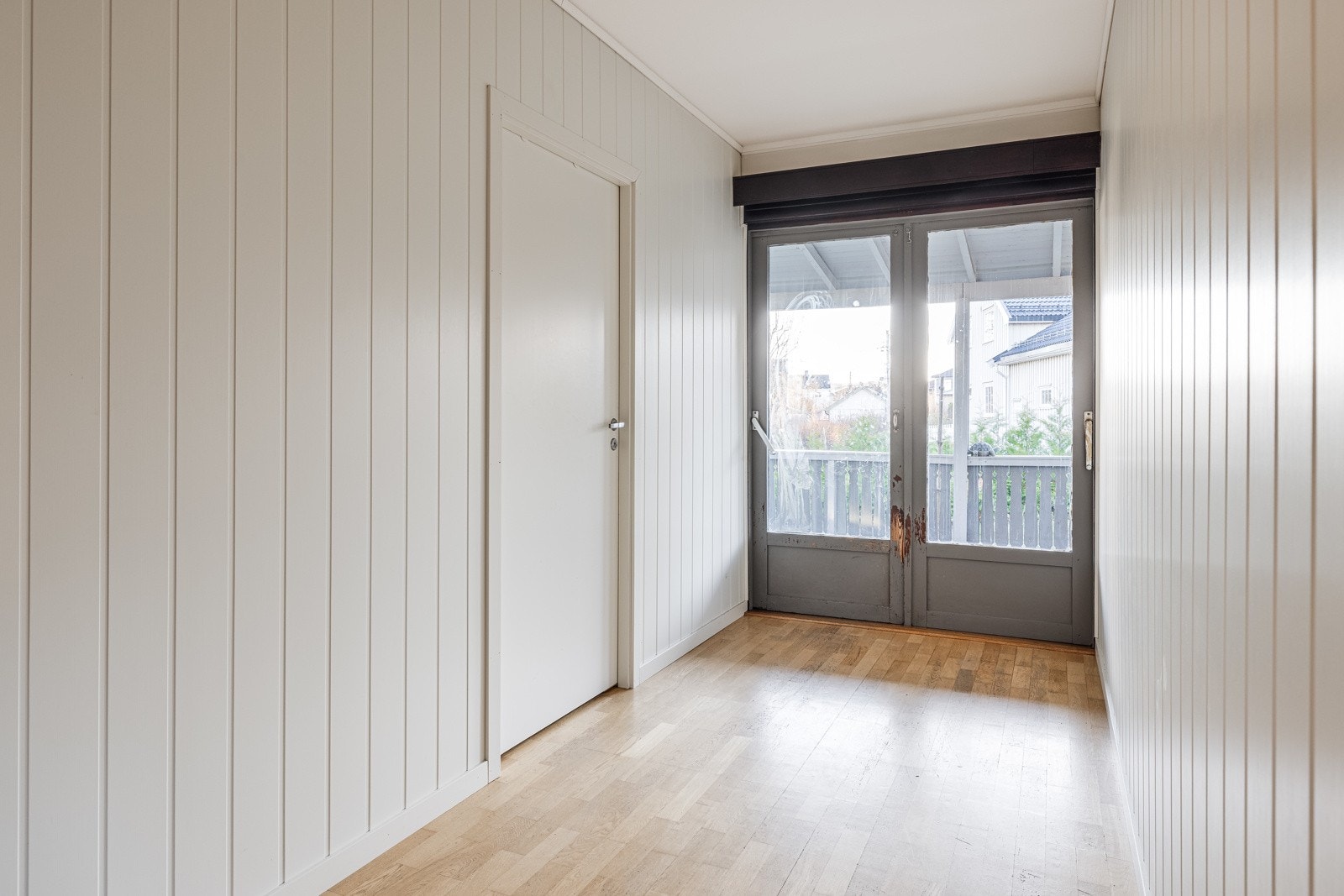 Opprinnelig stue nå delt opp med 2 rom. Utgang til overbygd veranda, og videre til terrasse og hage. Galleribilde