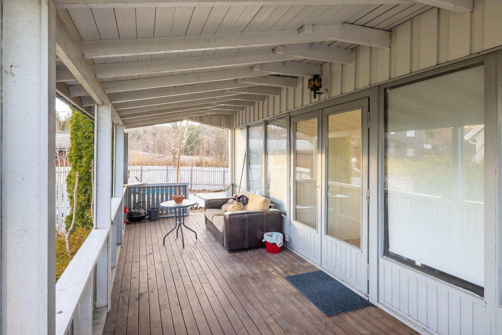 Overbygd veranda på ca. 7 kvm som vender mot syd. Hagen utenfor er skjermet med hekk mot naboeiendom. Galleribilde