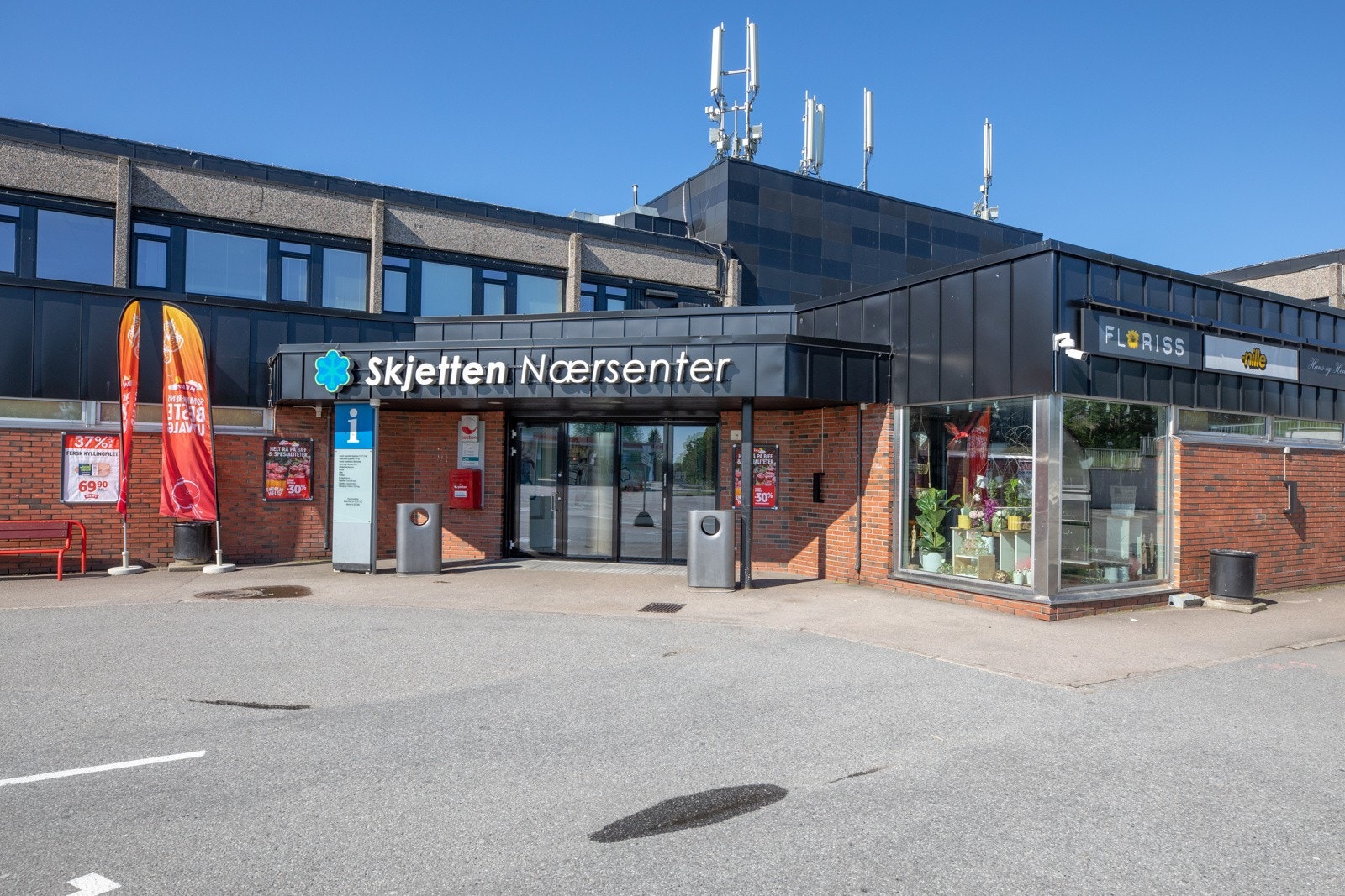 Skjetten Nærsenter med bla. Meny-butikk, apotek, blomsterbutikk og helsetilbud ligger kun 5 min unna. Galleribilde