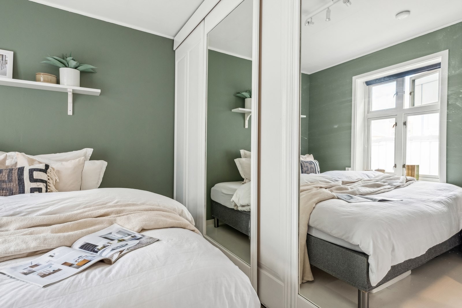 Ellers er det rikelig med lagringsplass i medfølgende garderobeløsning. Galleribilde