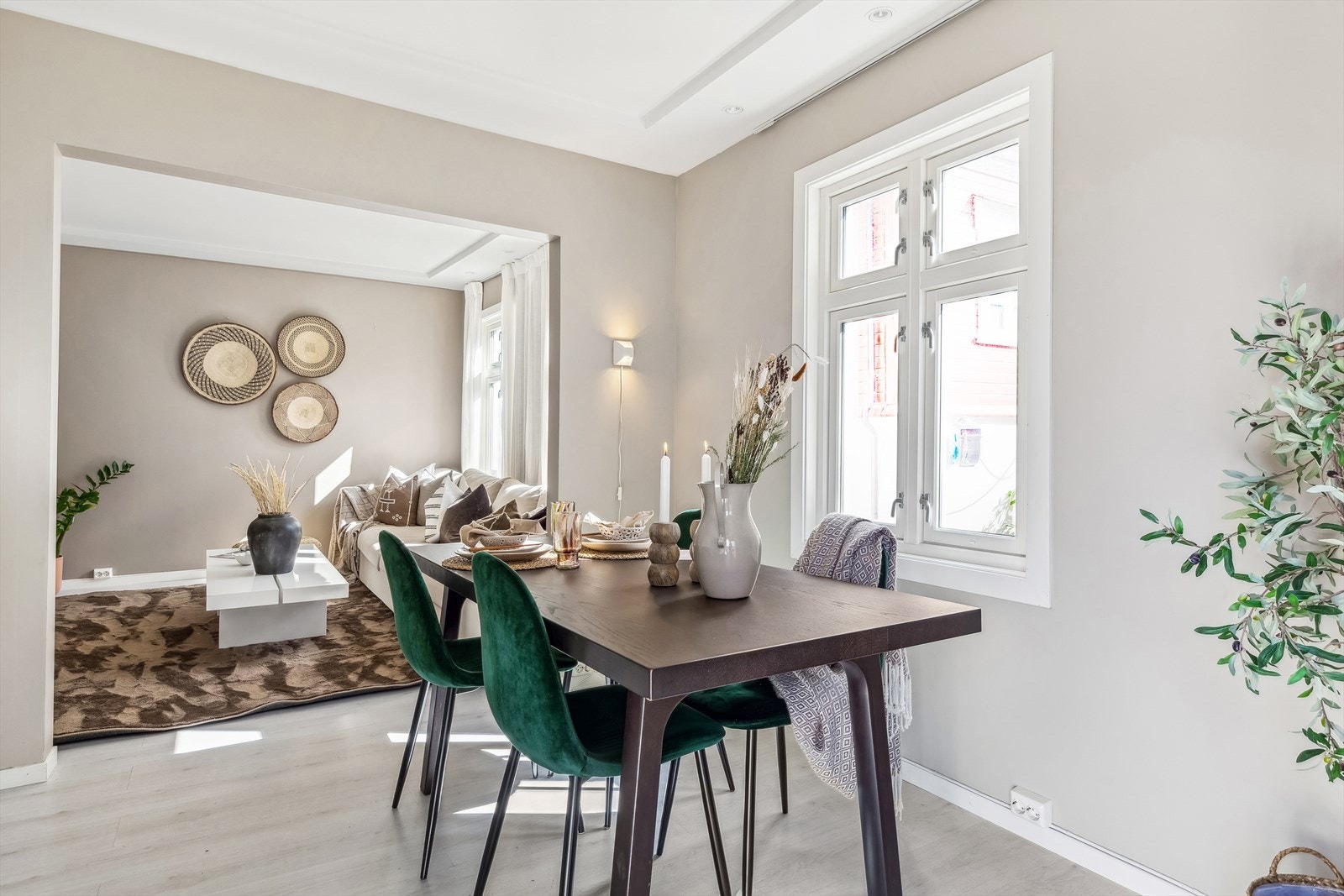 Leiligheten har en god planløsning med flere oppholdssoner. Fine gjennomføringer gjør leiligheten lekker med moderne standard. Galleribilde