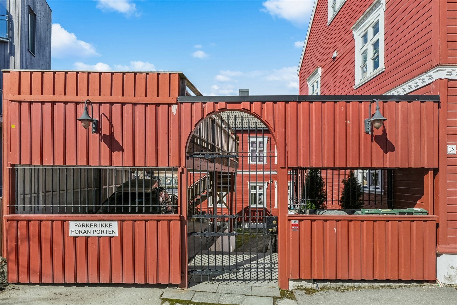 Leiligheten ligger tilbaketrukket og skjermet fra gaten, og ligger på en av de mest attraktive og sentrale områdene - Møllenberg. Galleribilde