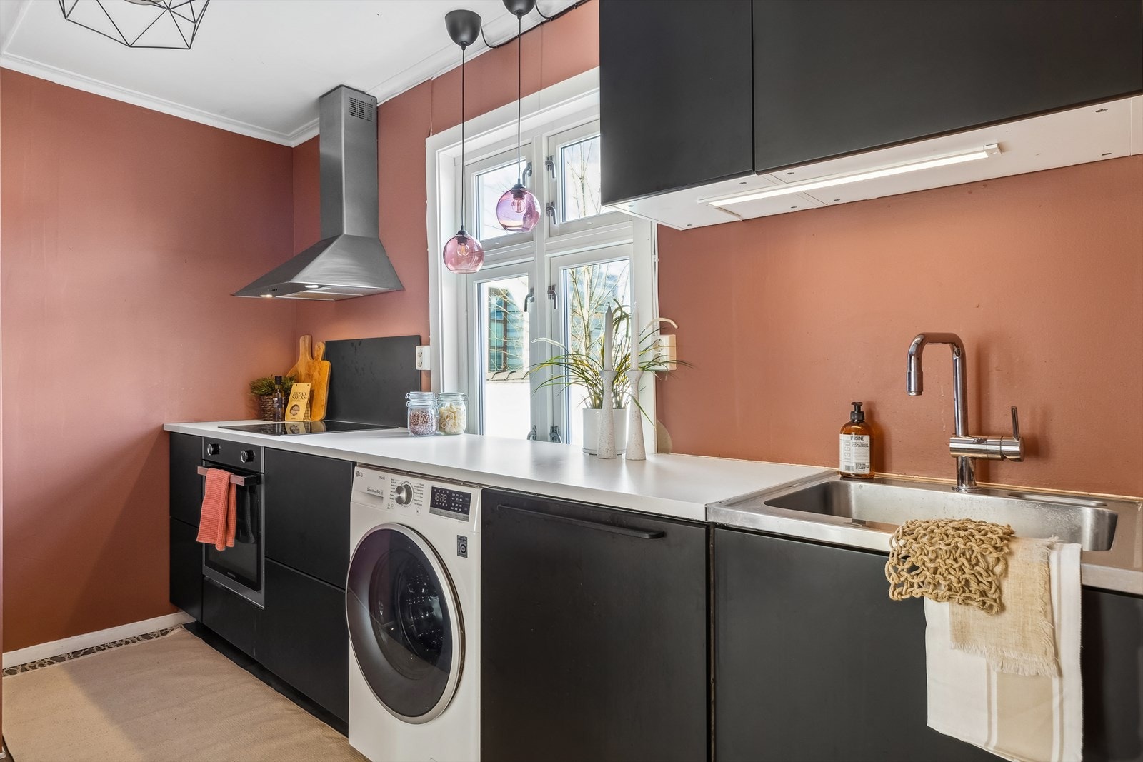 Moderne kjøkkenløsning fra 2016 med god benk -og skapplass. Kjøkkenet ligger i en delvis adskilt sone fra stueområdet. Galleribilde