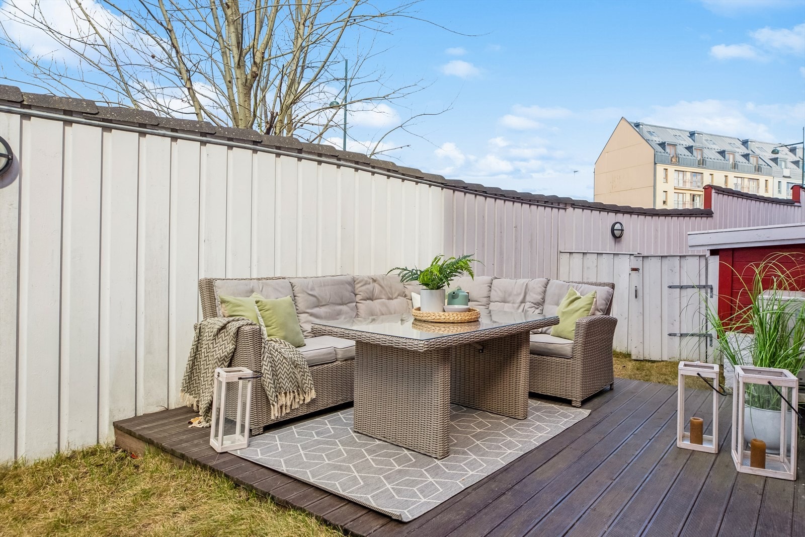 Her kan man nyte sola store deler av dagen. Denne terrassen er fellesareal, men selger opplyser at det er kun de som disponerer den selv pdd. Galleribilde