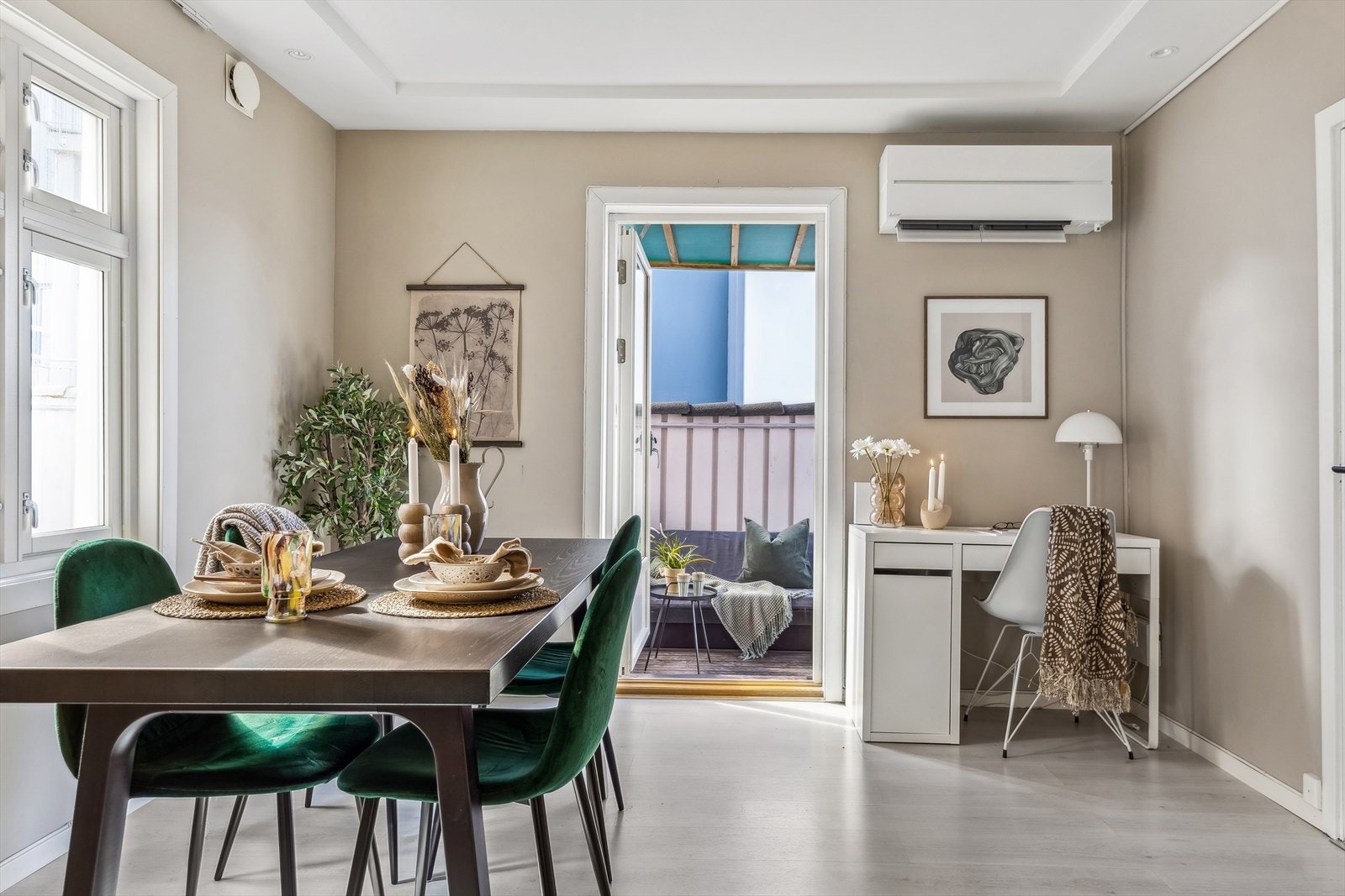 Leiligheten ligger tilbaketrukket fra gate, i 1.etasje og vender mot egen bakgård med terrasse og hage, godt skjermet for innsyn. Varmepumpe gir behagelig luftkvalitet. Galleribilde