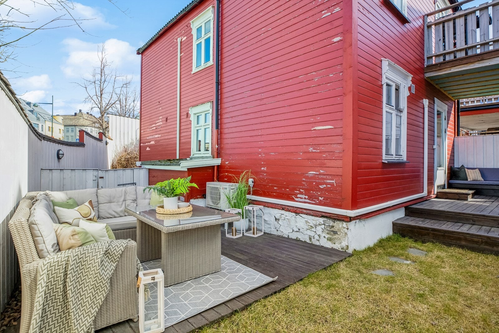 Hyggelig, lite borettslag med fire andeler fordelt på to hus. Her er det lave felleskostnader, ingen forkjøpsrett og ingen fellesgjeld. Galleribilde