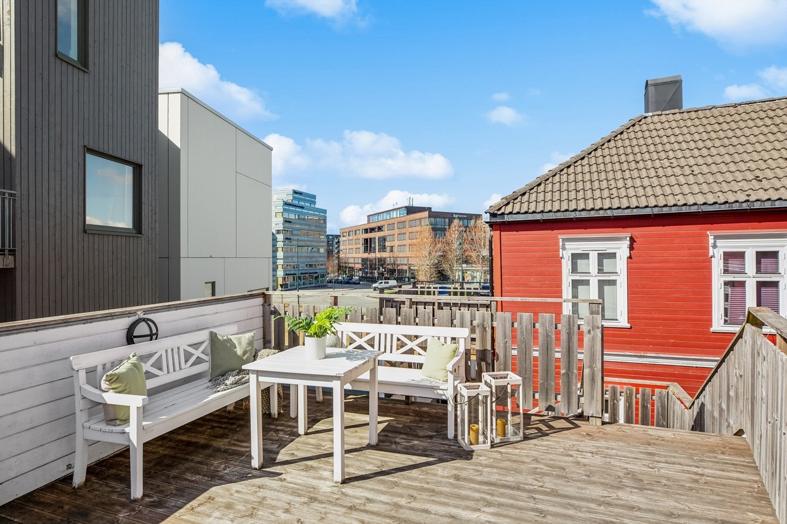 Beboerne har tilgang til en felles takterrasse med gode solforhold. Kort vei til Trondheim Sentrum, Solsiden, bussholdeplass og byens høgskoler/universitet. Galleribilde