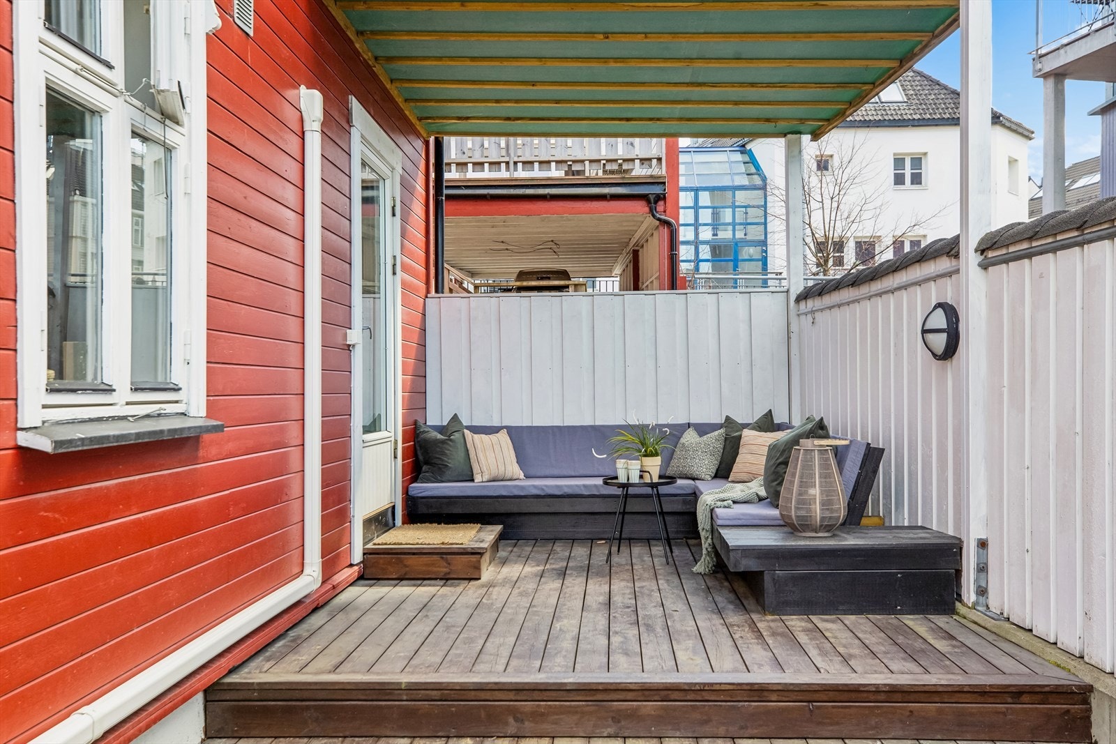 Fra stuen er det utgang til en hyggelig terrasse på 12,5 m² med plassbygd utesofa. Galleribilde