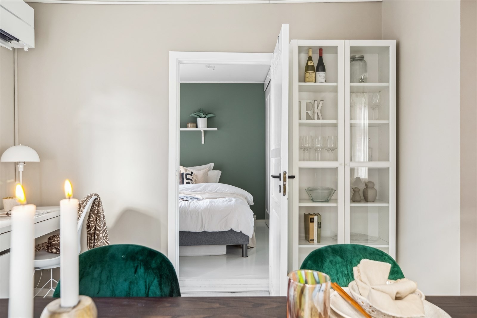 Mye lagringsplass i kjeller som denne enheten disponerer alene. Galleribilde