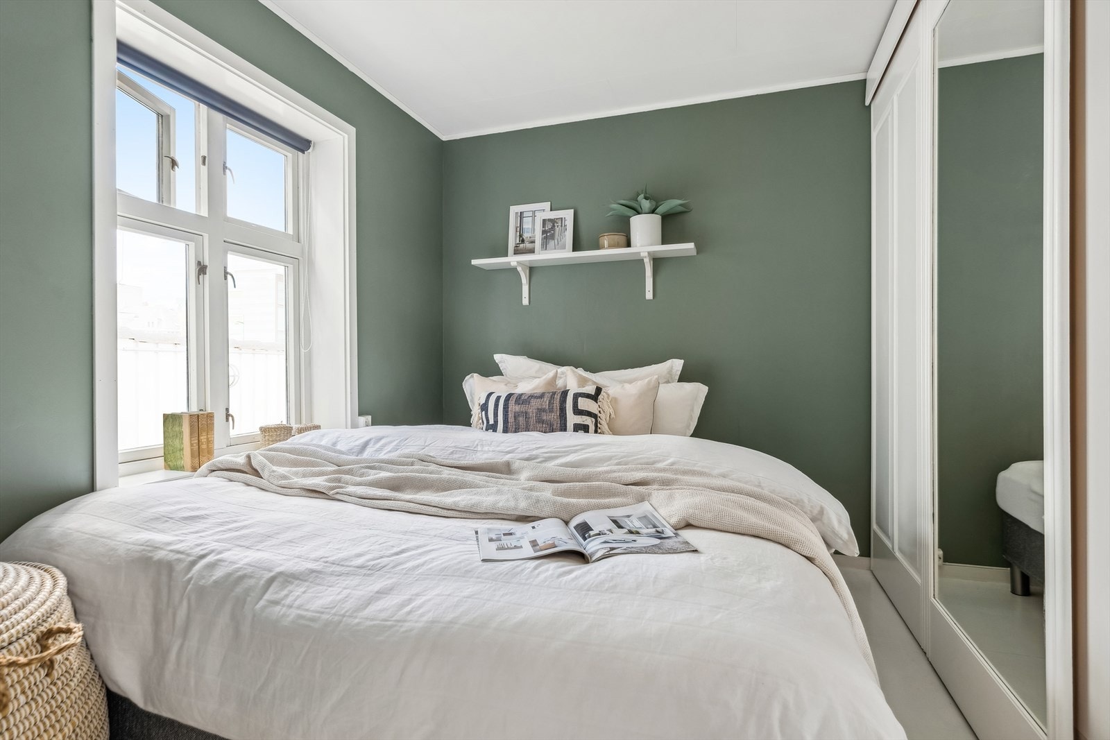 Soverommet måler 8 m². Her har man god plass for dobbeltseng og ligger vendt ut mot rolig bakgård og svale omgivelser. Galleribilde