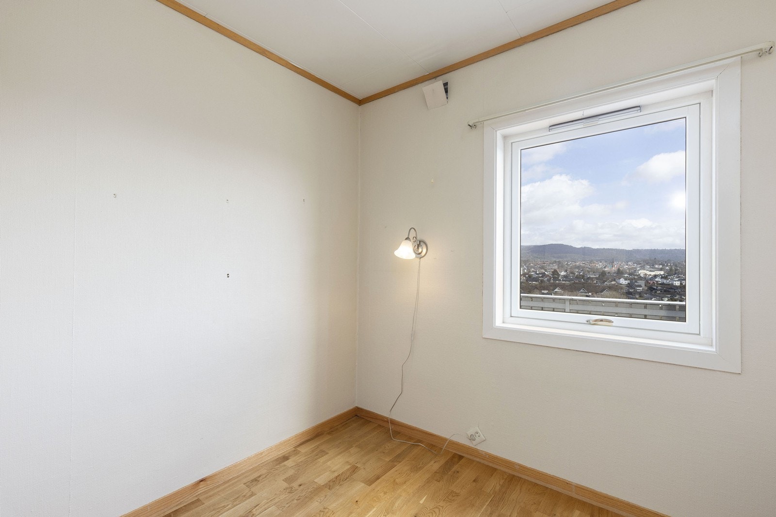 Soverom nr. 2 med parkett på gulvet, tapet på veggene og takessplater i himlingen. Galleribilde