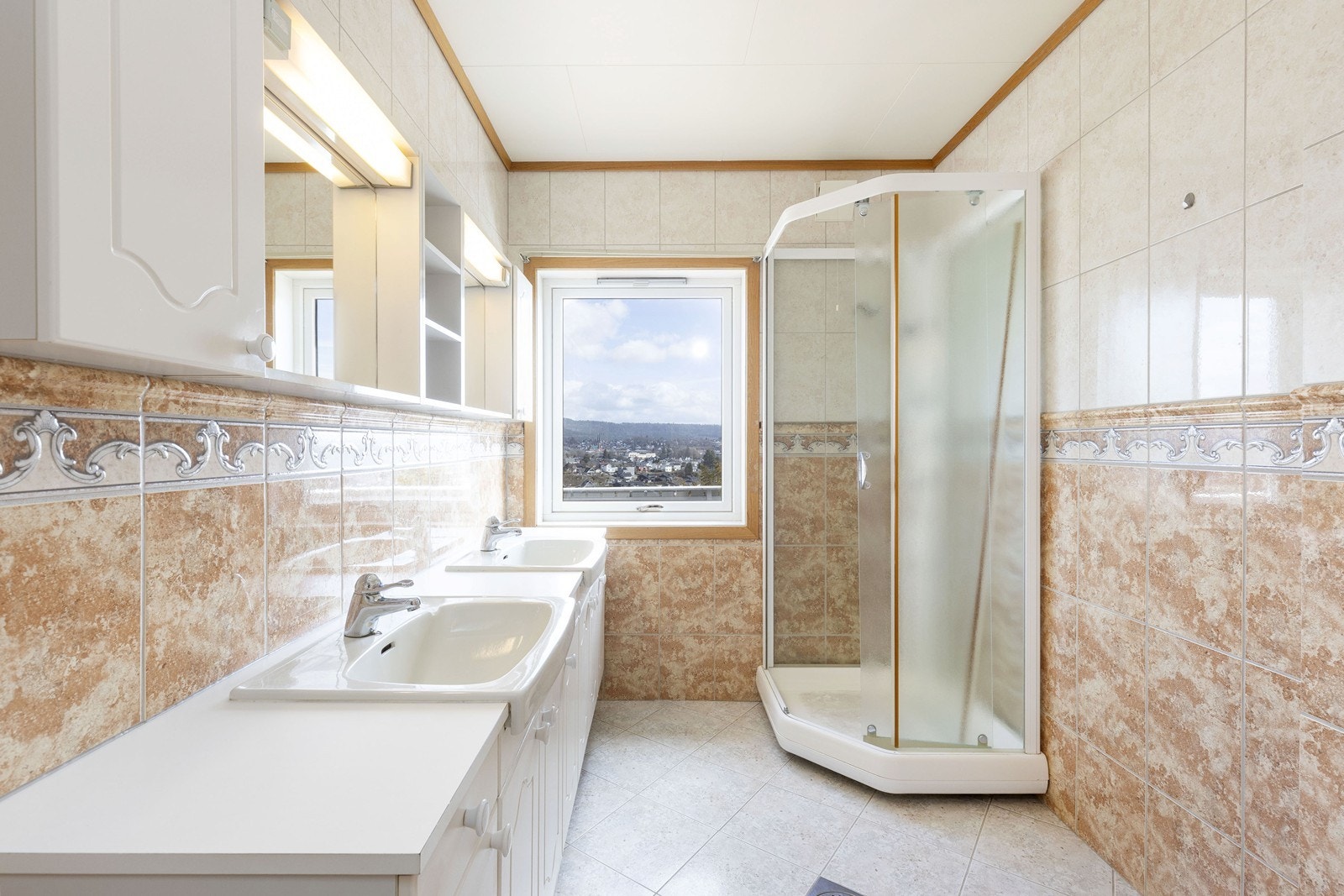 Baderom med flis på gulvet, flis på veggene og takessplater i himlingen. Galleribilde