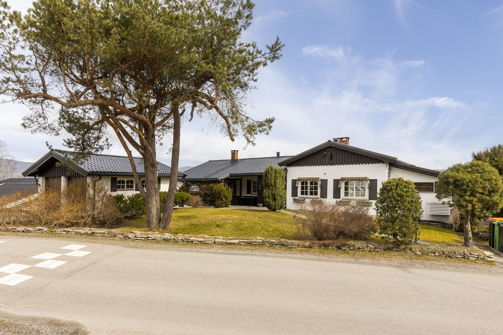 Boligen ligger flott til på Strømdal i Skien i en koselig gate. Galleribilde