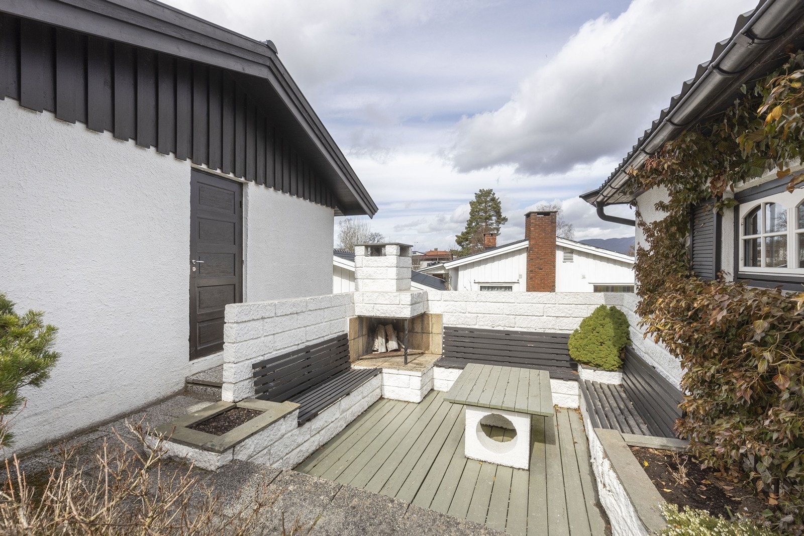 Flott uteplass med åpen peis. Galleribilde
