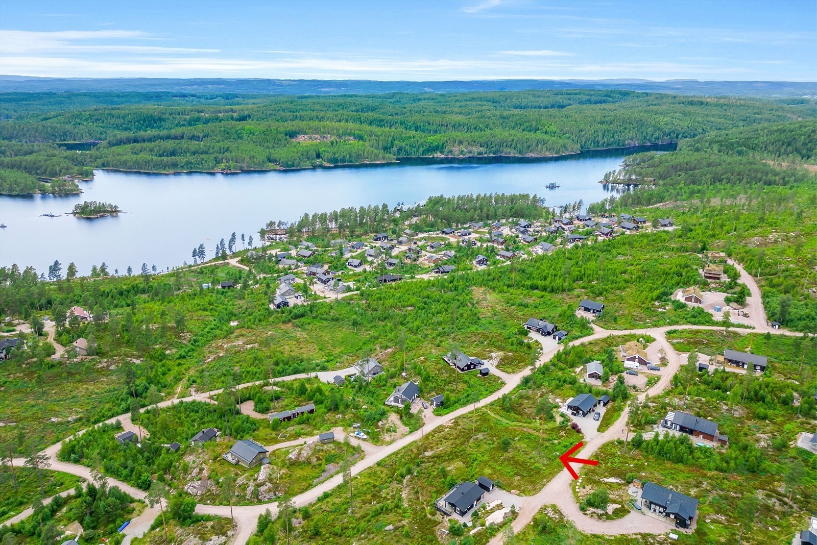 Tomten i Eikestadveien 211 ligger høyt og fritt til på hyttefeltet med kort vei ned til Rømskog Spa & Resort Galleribilde