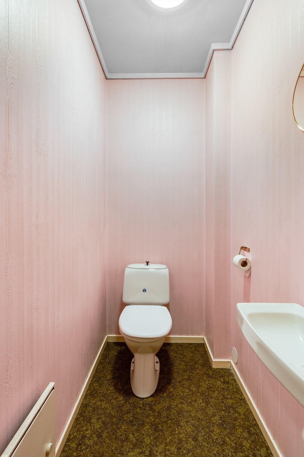 Det er i tillegg et toalettrom med toalett og vask på vegg. Galleribilde