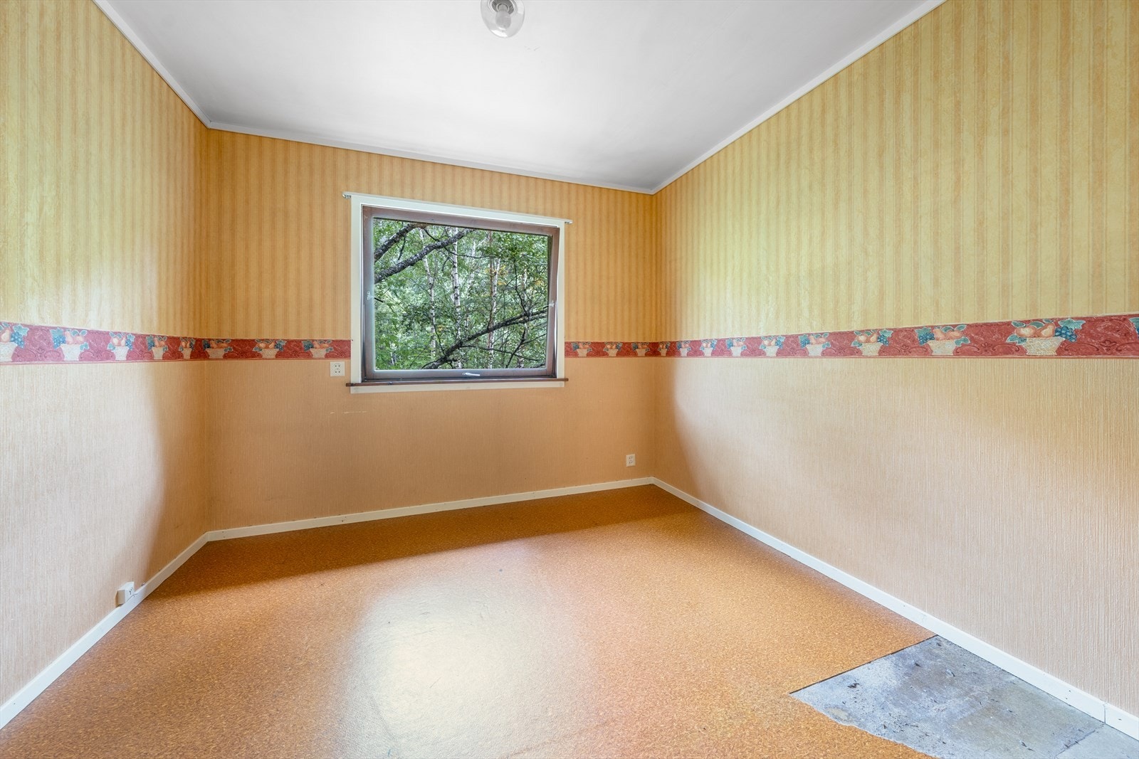 Boligen har tre gode soverom i hovedetasjen. Galleribilde
