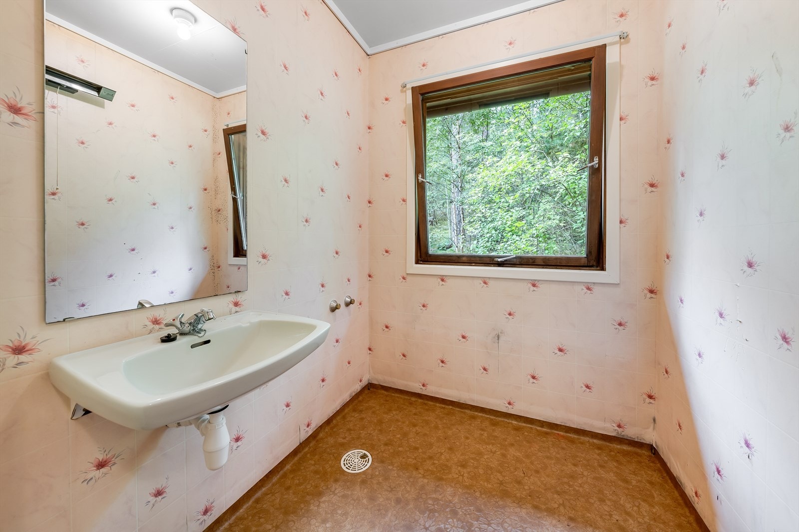 Badet innehar servant på vegg og speil. Badekar er fjernet. Galleribilde