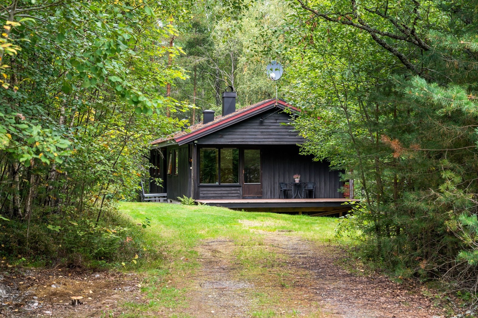 Boligen har en usjenert tomt i landlige omgivelser på stedet "Solgløtt", beliggende like ved Kongsheimfjorden som renner mellom Heddalsvannet og Norsjø. Galleribilde