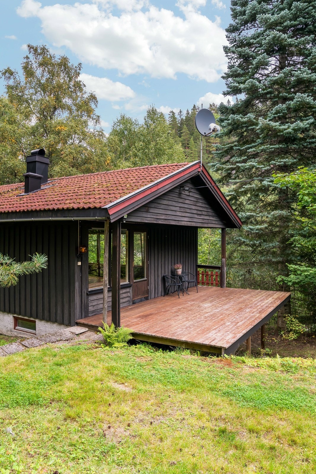 Boligen har en stor, delvis overbygget terrasse ut fra stuen med god plass til utemøbler og grill. Galleribilde