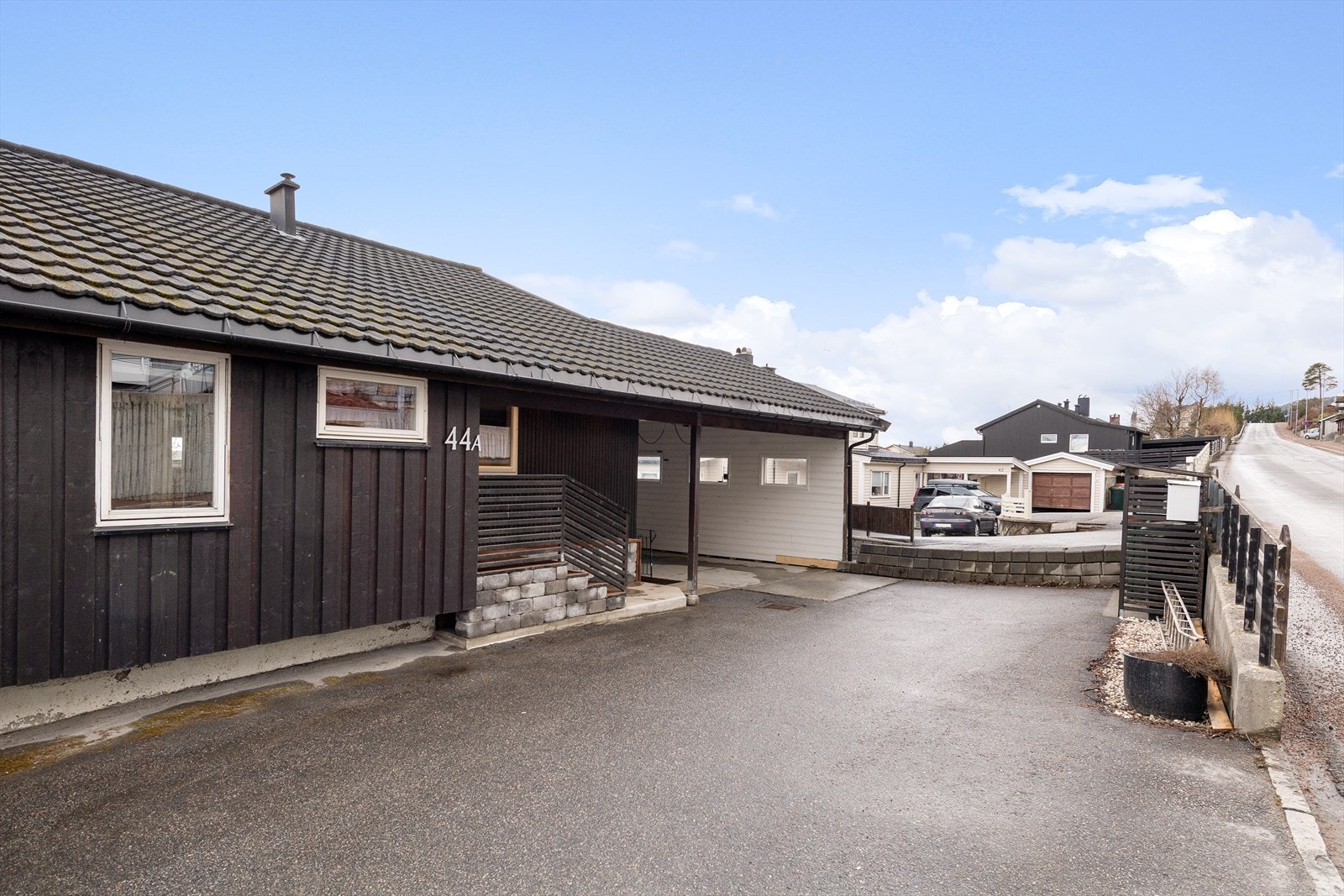 Boligen har adkomst og carport på nordsiden Galleribilde