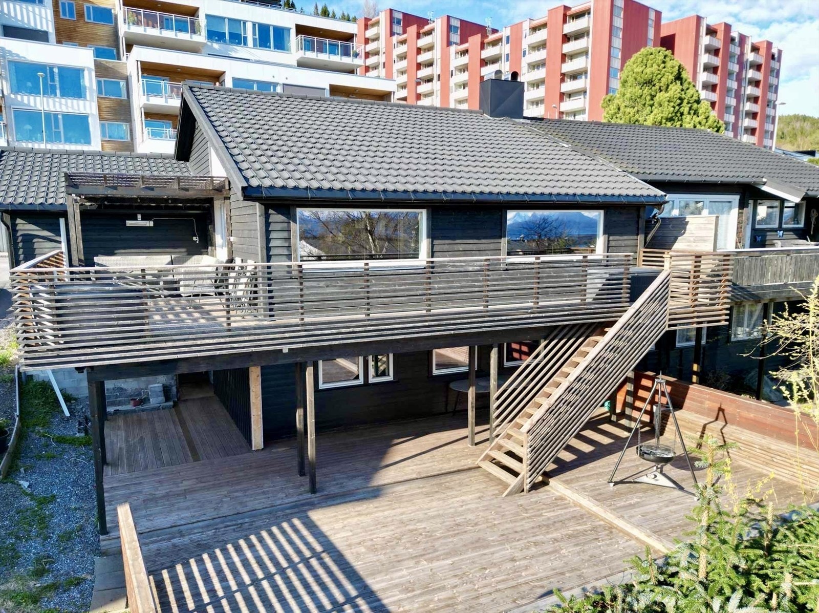 Lettstelt tomt med flotte uteplasser (foto privat) Galleribilde