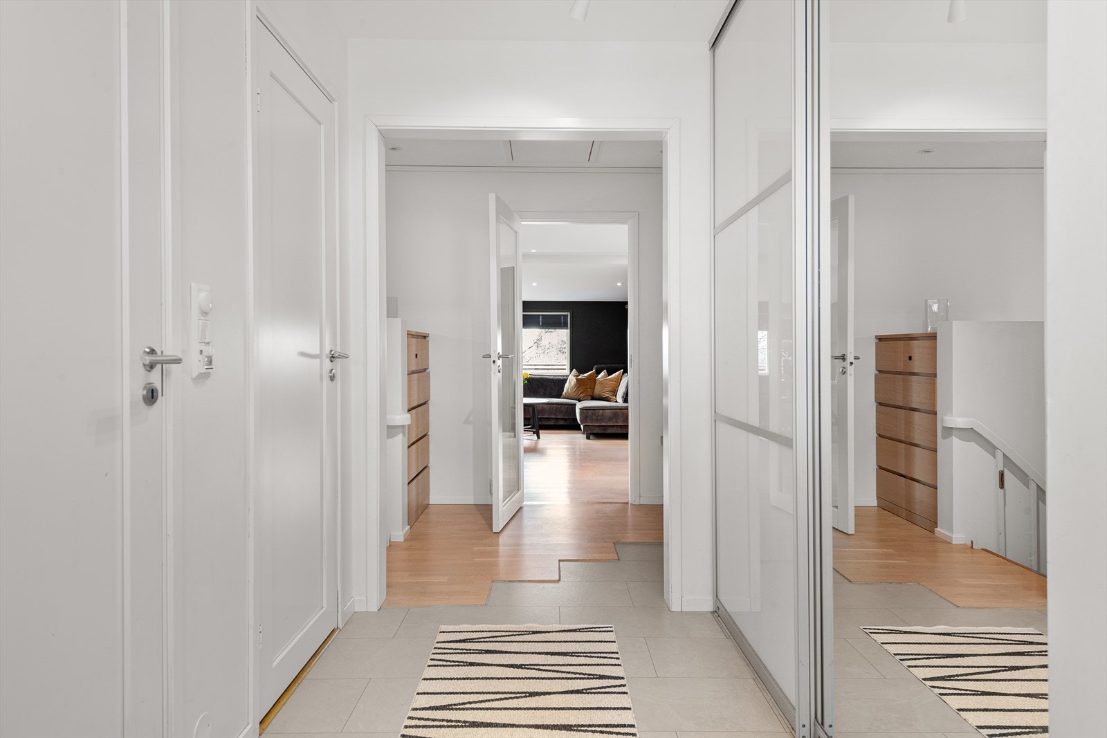 Entré/gang med skyvedørsgarderobe Galleribilde