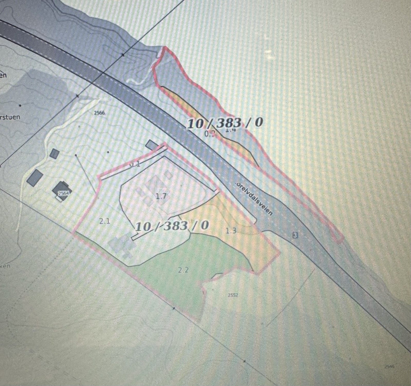 Gårdskart som viser de to eiendomsteigene, hvor den ene har strandlinje til Glomma. Galleribilde