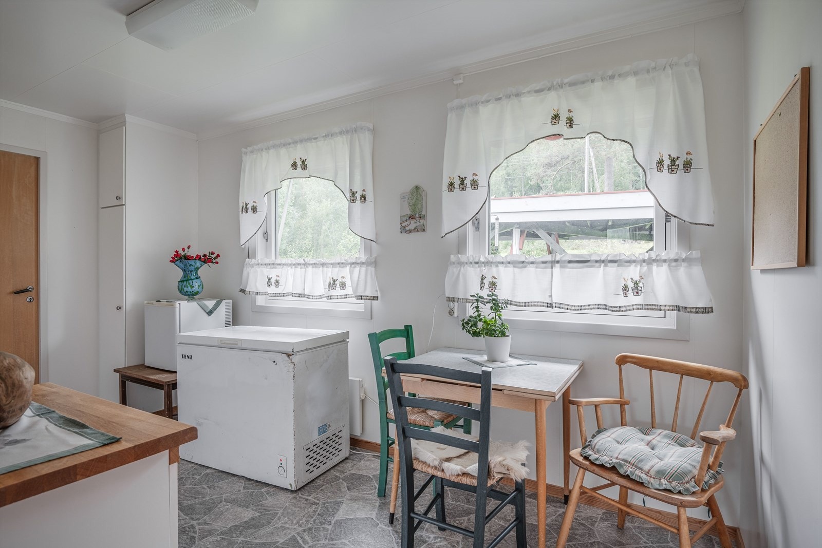 Plass til spisebord på kjøkkenet. Galleribilde