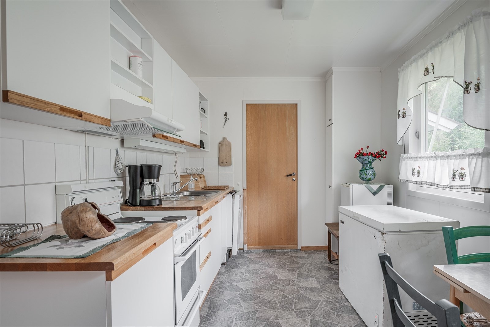 Kjøkken med åpen løsning for hvitevarer. Galleribilde