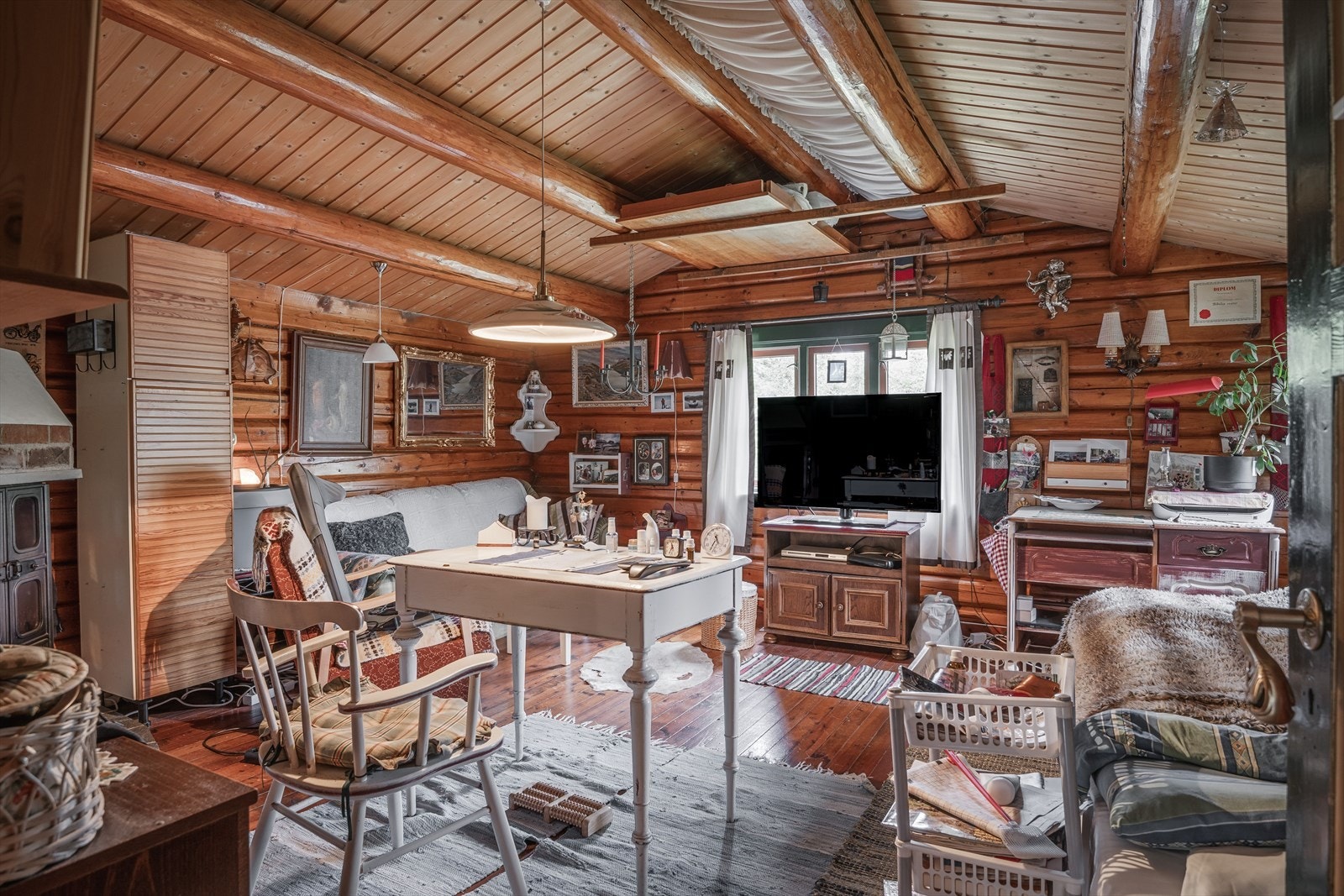 Fritidsboligen består av stue, kjøkken og bad Galleribilde