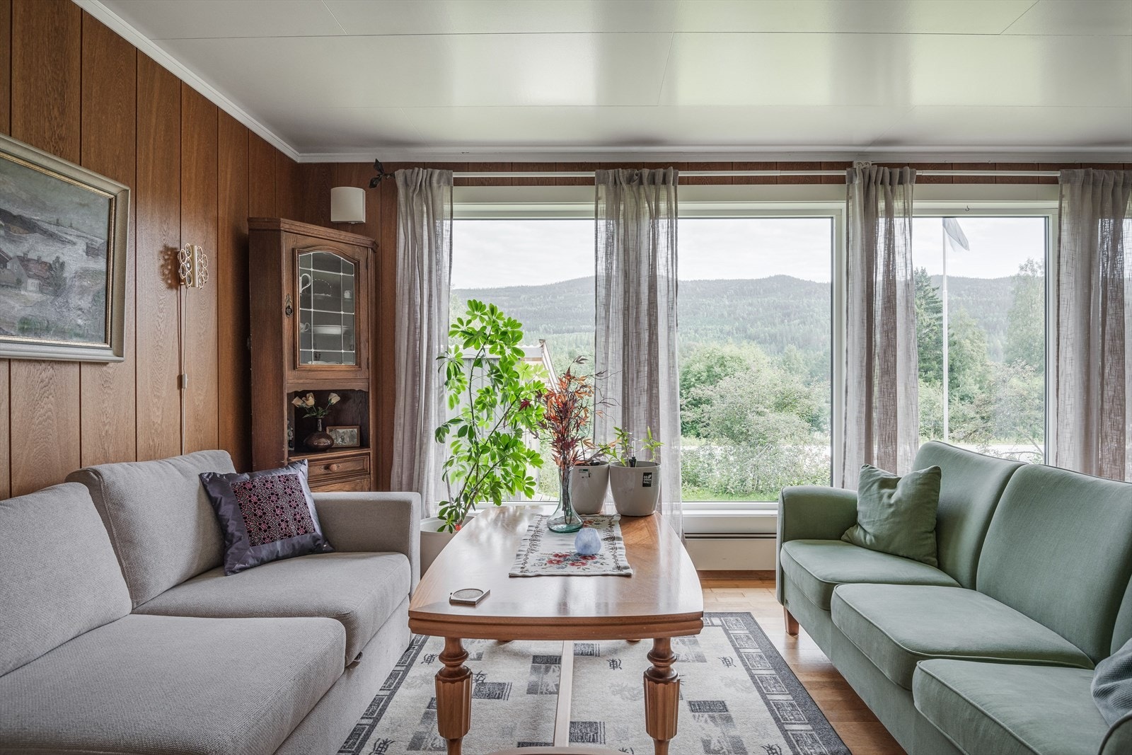 Stuen har store vinduer, som slipper inn mye naturlig lys og gir fin utsikt. Galleribilde