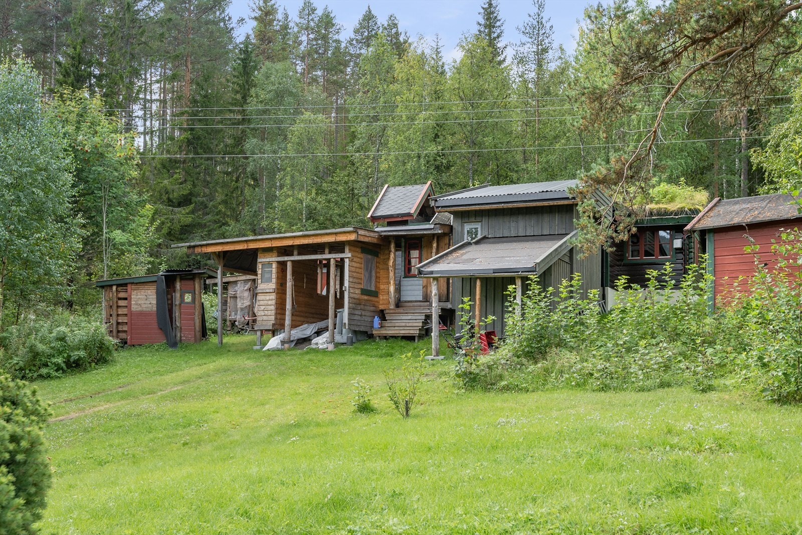 På eiendommen er også en fritidsbolig, tenkt badstue/bodrom, utebod, carport og snøscooterhus. Galleribilde