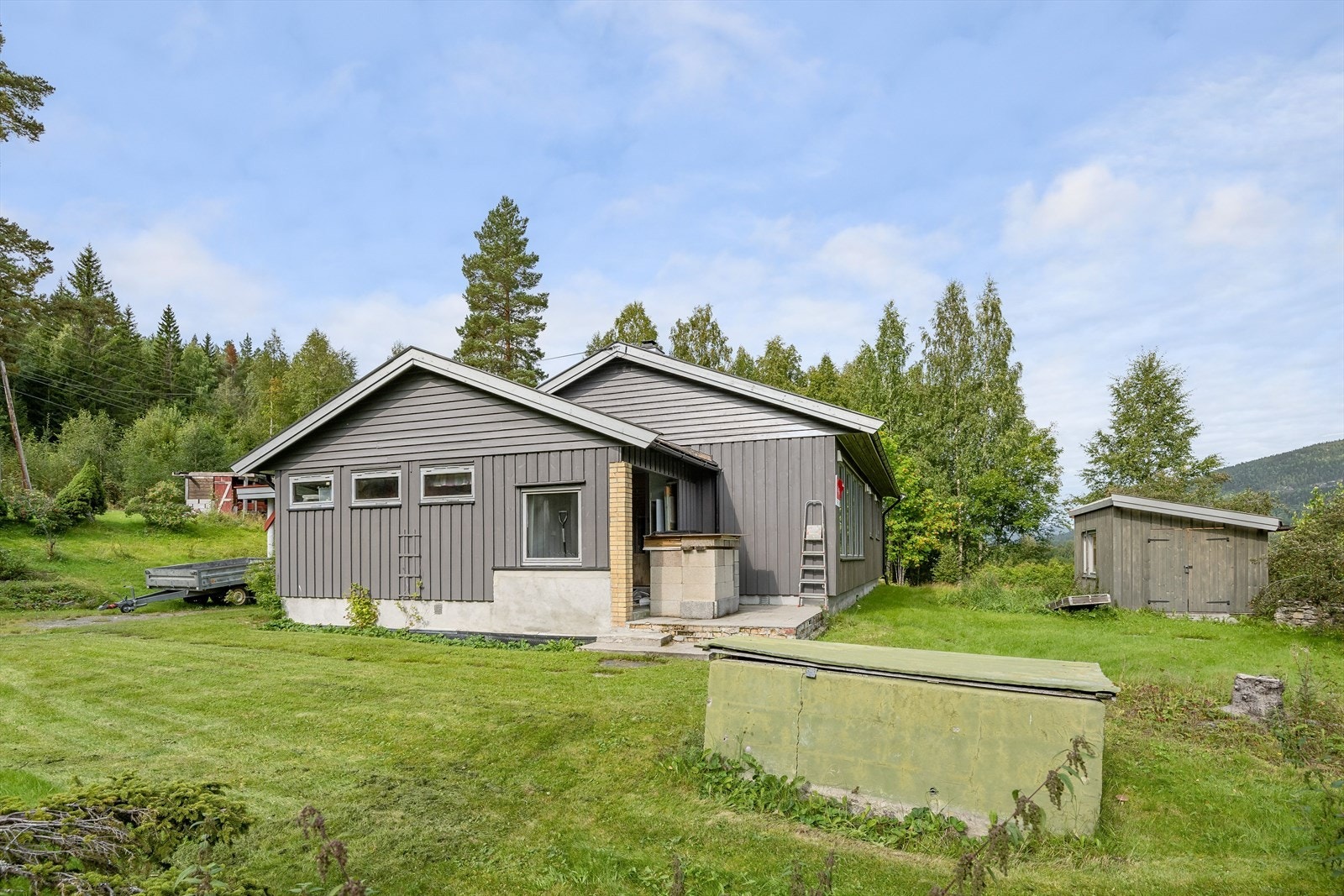 Romlig, solrik tomt med terrasse. Galleribilde