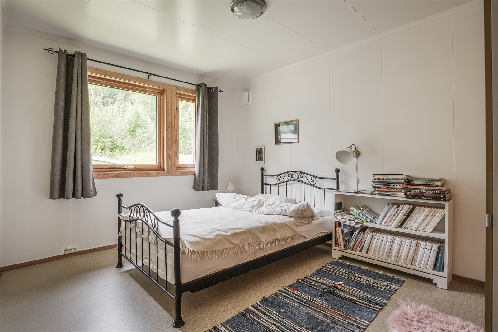 Boligen har til sammen tre soverom, her fra hovedsoverommet. Galleribilde