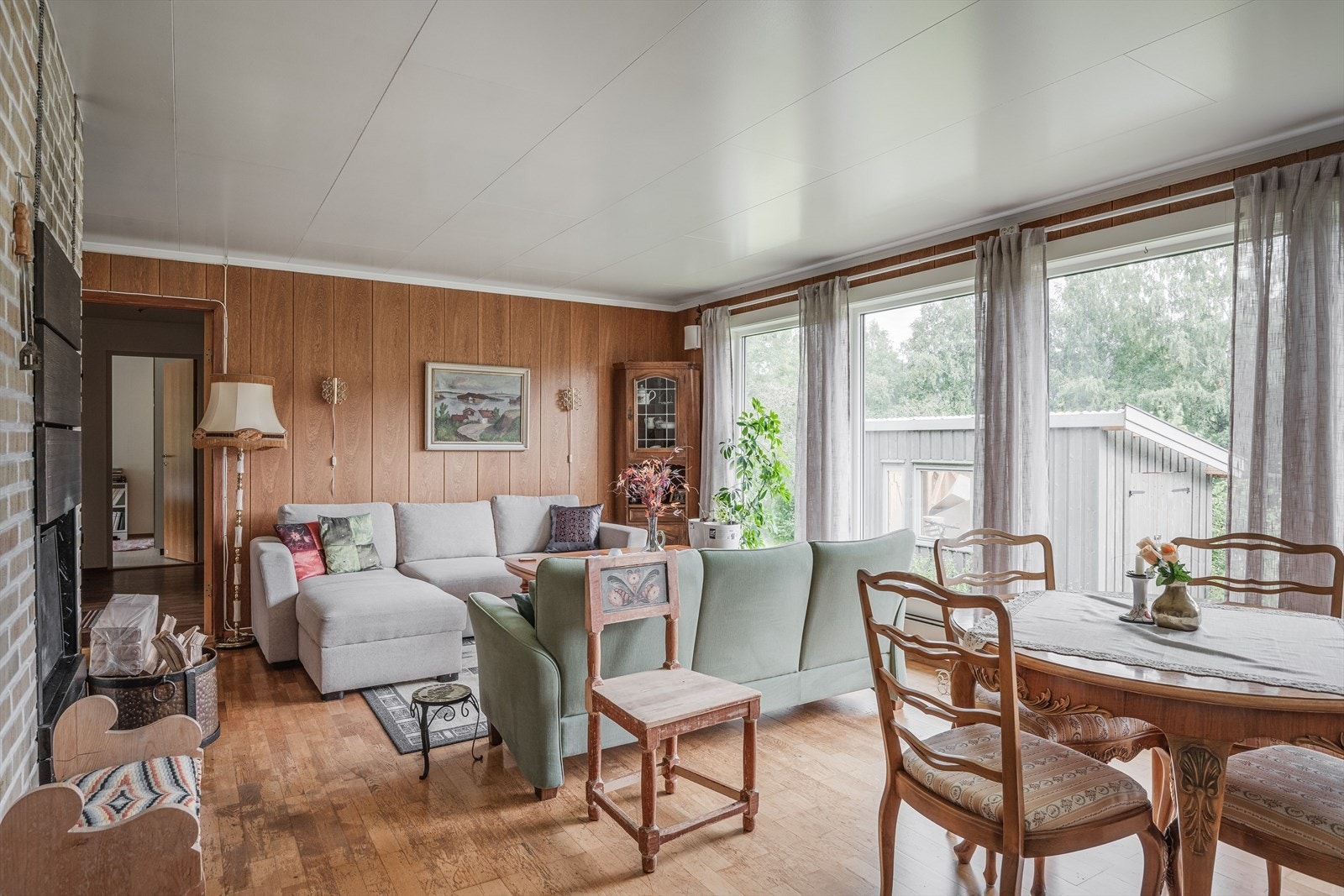 I stuen er det også plass til spisebord. Galleribilde