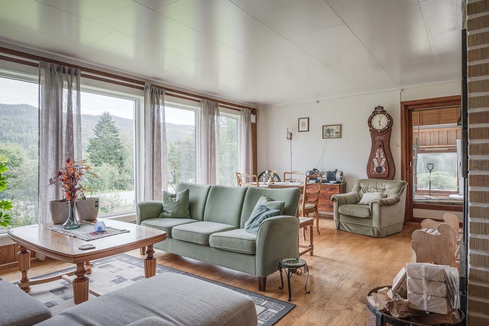 Romslig, lys stue med god plass til sofagruppe. Galleribilde