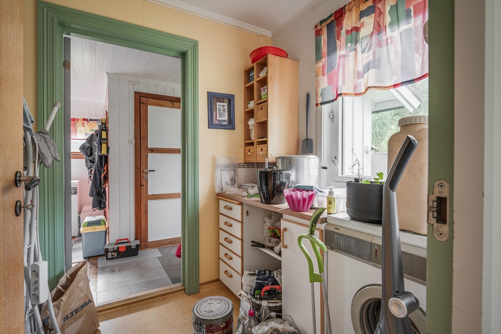 Praktisk vaskerom med opplegg for vaskemaskin. Galleribilde