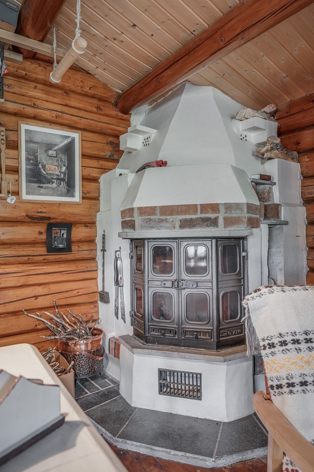 Oppvarming av fritidsboligen med blant annet vedfyring. Galleribilde