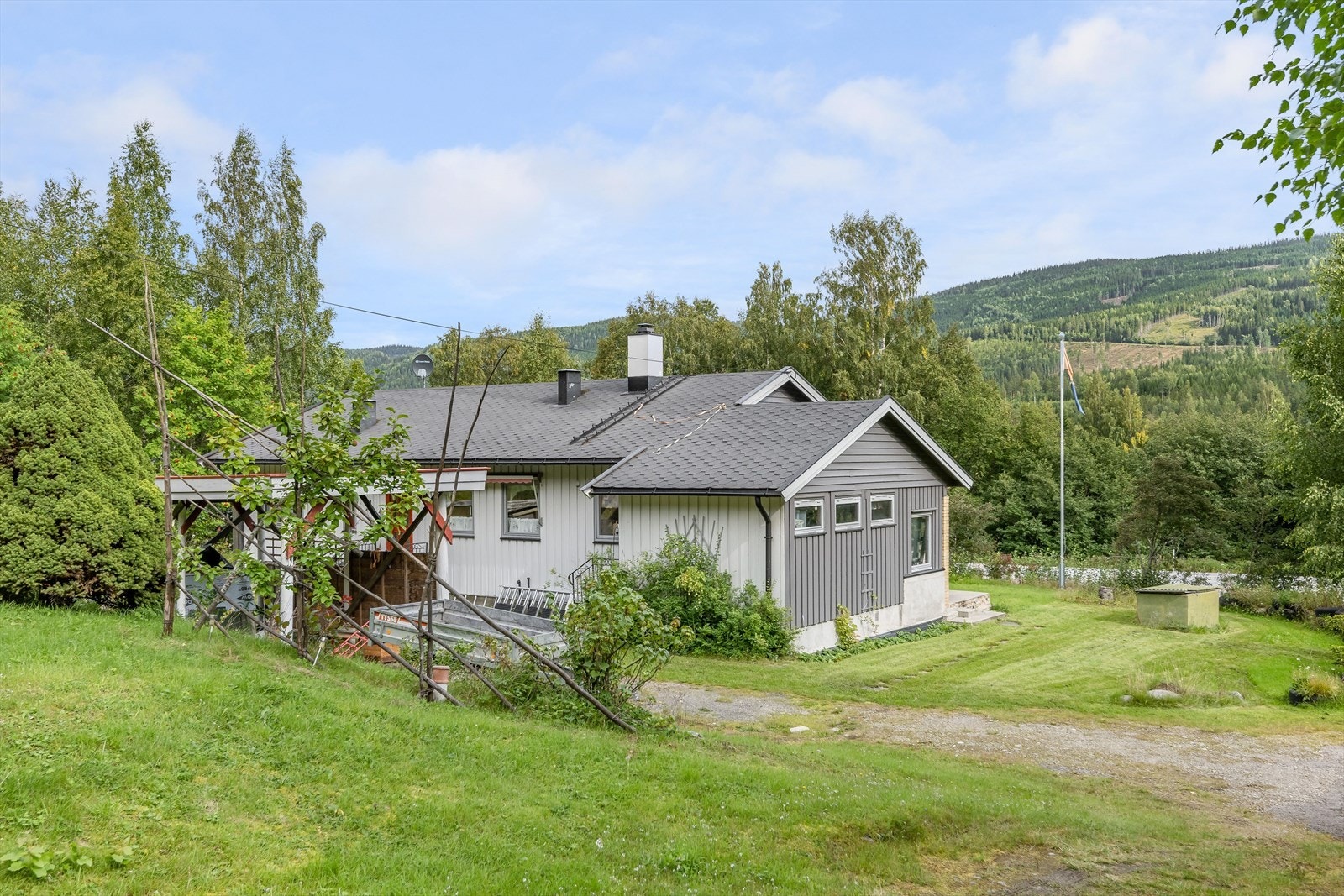 Noe utsikt fra eiendommen mot nærliggende fjellområder. Galleribilde