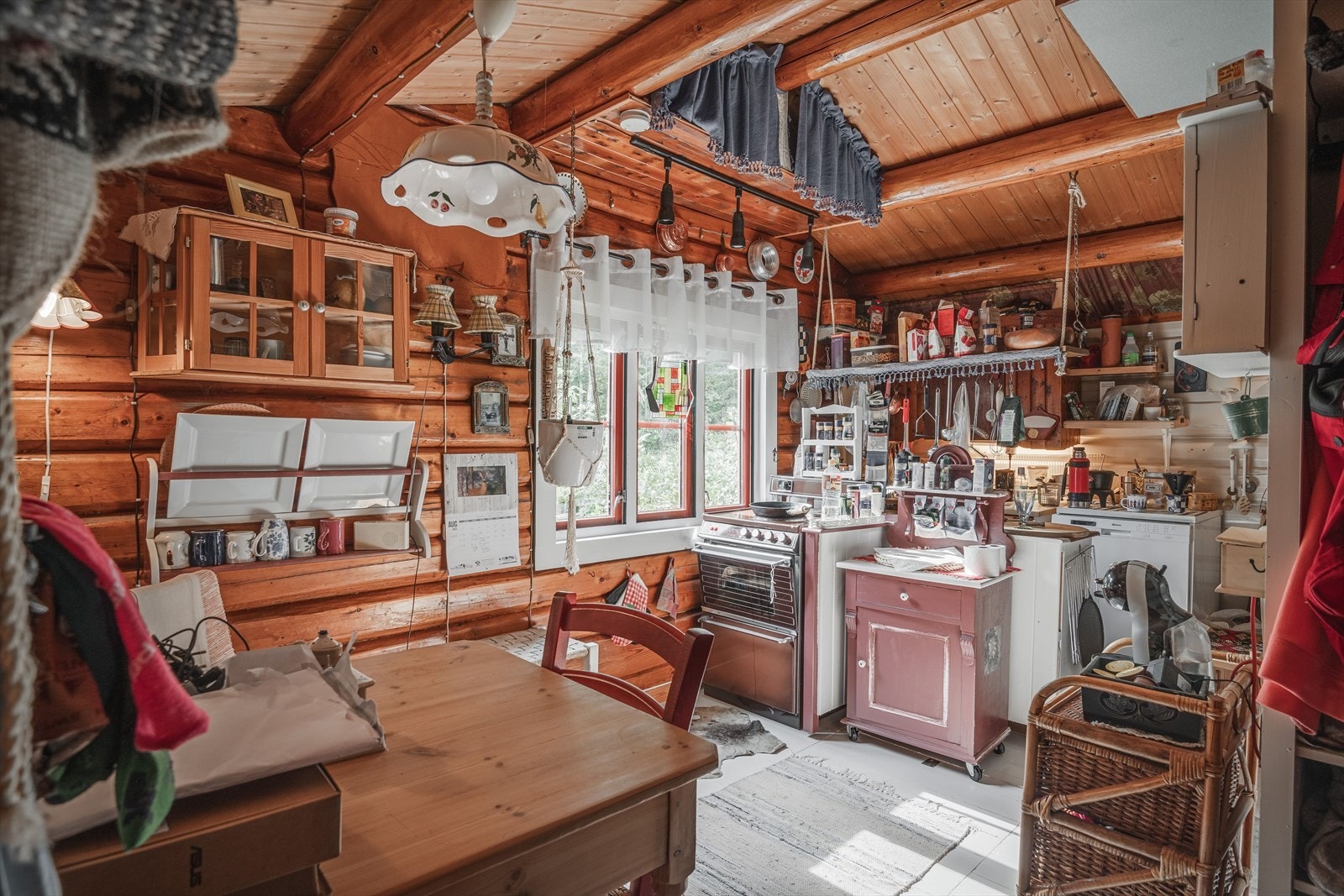 Kjøkken i fritidsboligen med plass til spisebord. Galleribilde