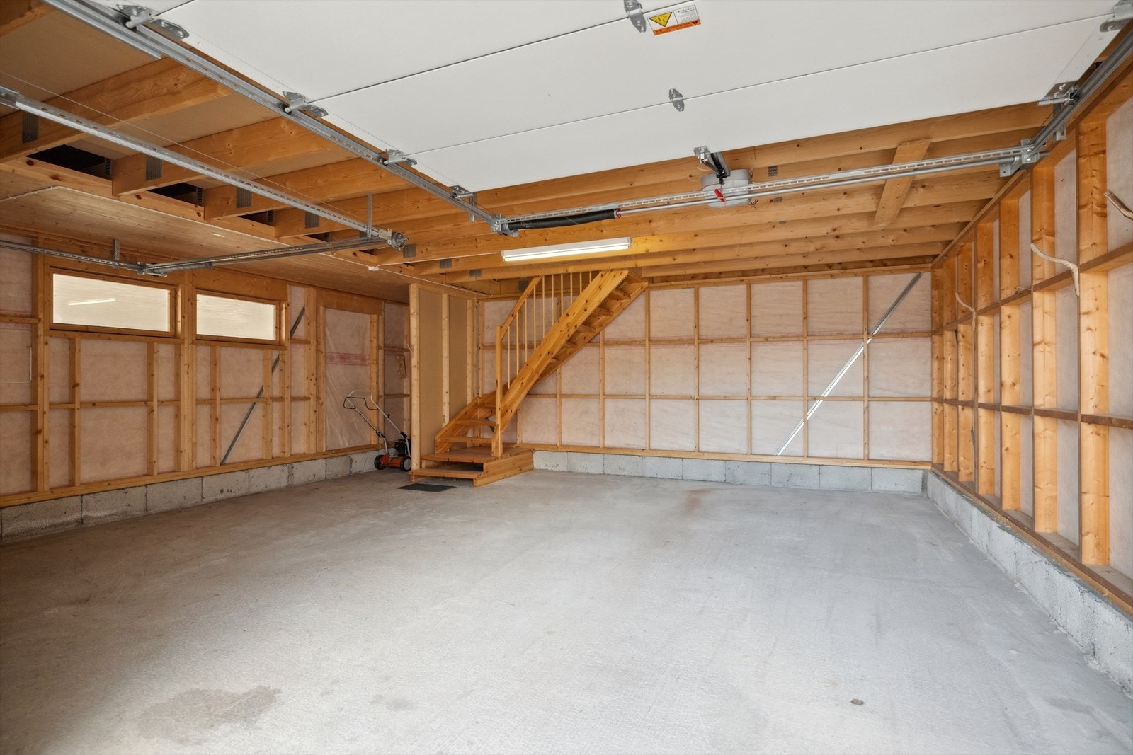 Parkering i nyere dobbelgarasje med hems. (Fra 2010). Galleribilde