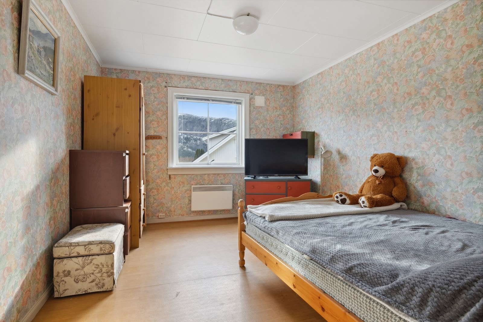 Boligen har fire soverom. Et i første etasje og tre i andre.
Dette soverommet er i første etasje. Galleribilde