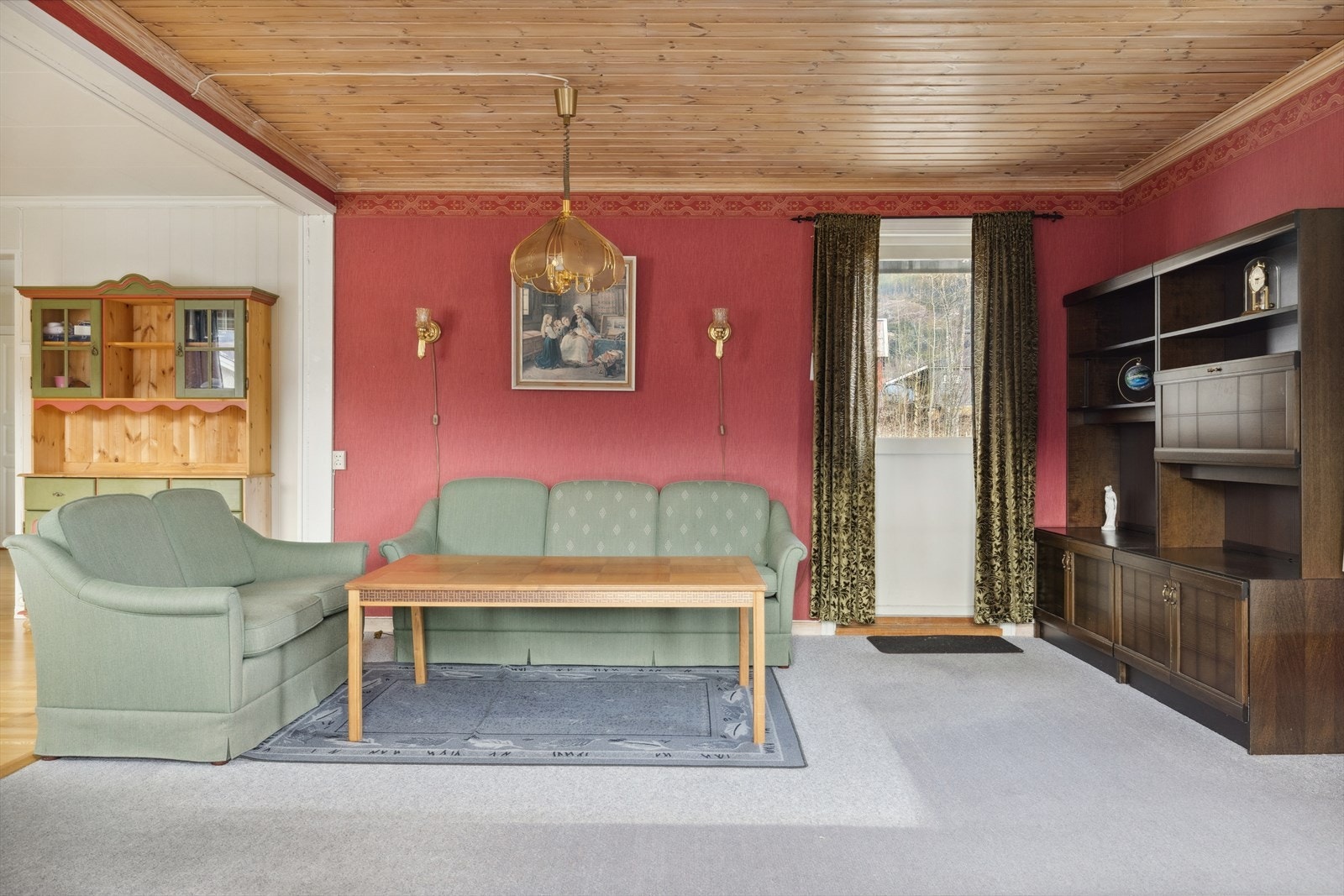 Romslig og luftig stue, vinduer som slipper inn godt med dagslys. Galleribilde